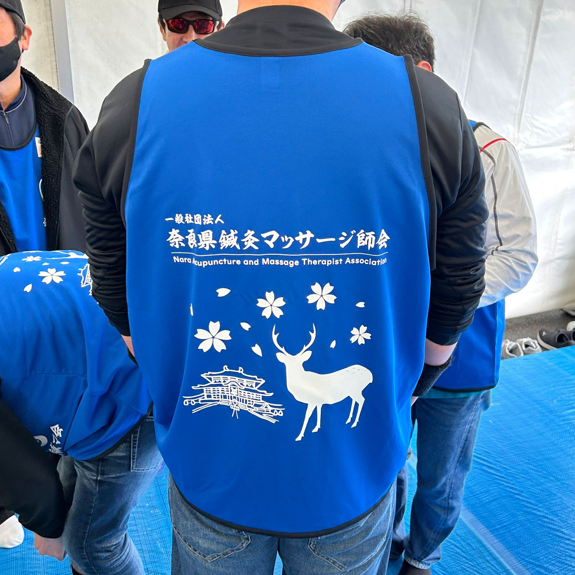 マラソン大会の身体ケアスタッフ用ビブス_01